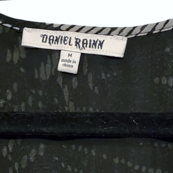 Daniel Rainn flouncy Black & Gray abstract pattern top. - Picture 4 of 6